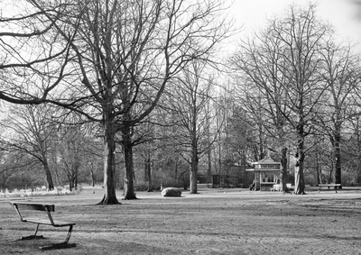 502679 Gezicht op het terras in het Julianapark te Utrecht, vóór de wijziging.